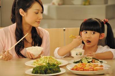 第一筷子菜夹给谁？这个动作竟会影响孩子一生！